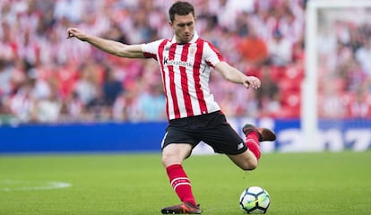 Laporte golpea el balón en San Mamés.