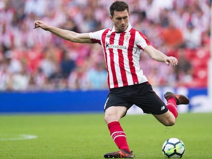 Laporte golpea el bal&oacute;n en San Mam&eacute;s.