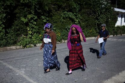 María Isabel camina junto a su compañera Magdalena Saquic (a la izquierda) por las calles de su comunidad durante la ronda mensual. Hasta hace tan solo tres meses, debían recoger el agua de lluvia o ir a buscarla a un pequeño río cercano.