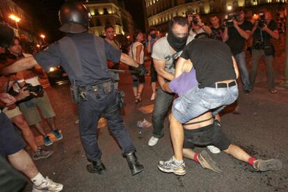 La protesta, en la que participaron algunos exaltados conocidos de la policía, terminó con ocho detenidos.