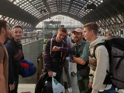 Un grupo de jóvenes en la estación de tren de Colonia (Alemania).