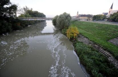 Restos tóxicos en el río Raba a su paso por Györ.