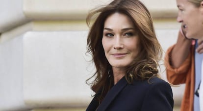 Carla Bruni a su llegada al desfile de Balmain en Par&iacute;s.