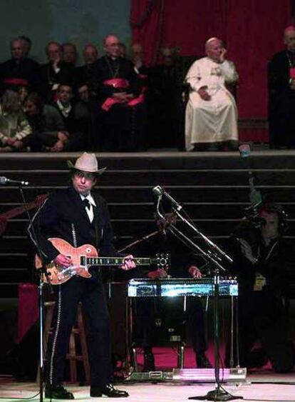 Bob Dylan, en el recital de Bolonia al que asistió Juan Pablo II.