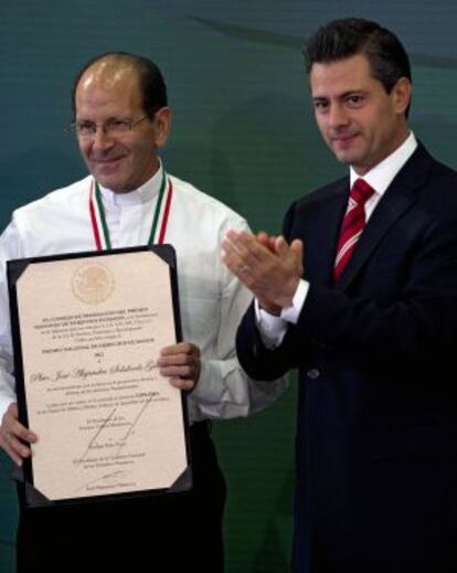 Peña Nieto y Solalinde.