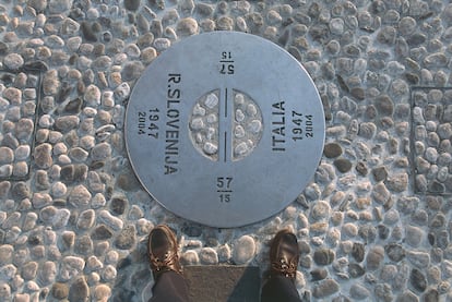 Una placa en el suelo de la Piazza Transalpina marca la separación entre Gorizia y Nova Gorica (Italia - Eslovenia).