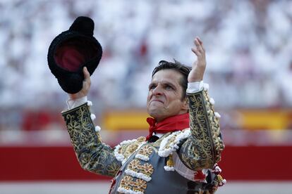 El diestro Julián López "El Juli" durante la vuelta al ruedo a la Plaza de Toros de Pamplona tras cortar dos orejas al quinto toro de la tarde en la sexta corrida de abono de la Feria del Toro de los Sanfermines 2023.