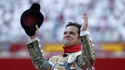 El diestro Julián López "El Juli" durante la vuelta al ruedo a la Plaza de Toros de Pamplona tras cortar dos orejas al quinto toro de la tarde en la sexta corrida de abono de la Feria del Toro de los Sanfermines 2023.