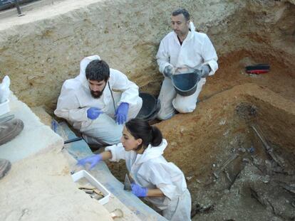 El equipo que realiza las exhumaciones en la fosa 113 de Paterna hoy. 