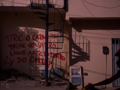 Em Fortaleza, os muros das comunidades de anunciam quem manda naquela área.