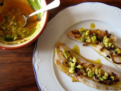 Gallos con vinagreta de aguacate