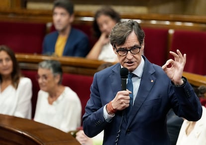El presidente de la Generalitat de Cataluña, Salvador Illa, durante la sesión de control, el miércoles en el pleno del Parlament.