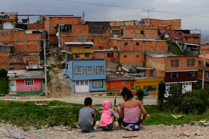 Una familia venezolana conversa en las calles del barrio República Venezolana, al sur de Bogotá, el 3 de abril de 2024.