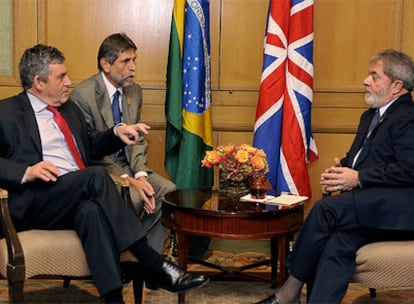El primer ministro británico, Gordon Brown, se reunió en Washington con el presidente de Brasil, Luiz Inacio 'Lula' da Silva, antes de acudir a la Casa Blanca.