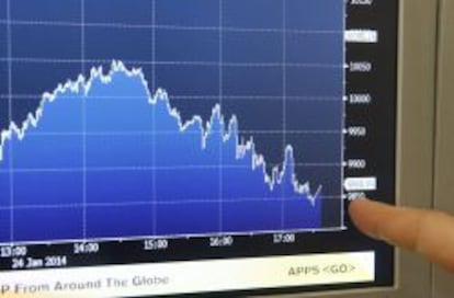 Pantalla que muestra la evolución del IBEX 35, el índice de referencia del mercado nacional, que la semana pasada cayó más de un 3%.