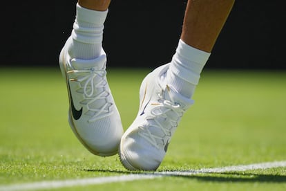 Los pies de Alcaraz, durante un partido de esta semana en el All England Club de Wimbledon.