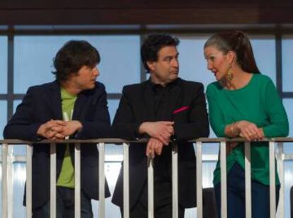 Pepe junto a sus compañeros el cocinero Jordi Cruz y la restauradora Samantha Valléjo-Nágera en un momento del programa 'MasterChef'.