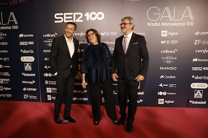 Desde la izquierda, Javier Ruiz, redactor jefe de la Economía de la Cadena SER; Montserrat Domínguez, directora de contenidos de la Cadena SER, y Jaume Serra, delegado de Prisa Media en Cataluña. 
