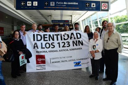 Adolfo P&eacute;rez Esquivel (dcha), junto a Nora Corti&ntilde;as y el resto de la comitiva argentina antes de viajar a Malvinas.