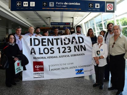 Adolfo P&eacute;rez Esquivel (dcha), junto a Nora Corti&ntilde;as y el resto de la comitiva argentina antes de viajar a Malvinas.