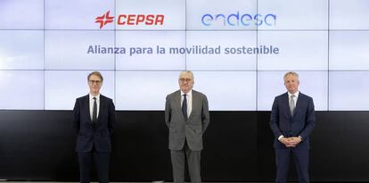 Philippe Boisseau, consejero delegado de Cepsa; José Bogas, consejero delegado de Endesa, y Maarten Wetselaar, futuro nuevo consejero delegado de Endesa, durante la firma del acuerdo.