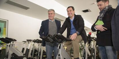 El presidente del PP, Juan Manuel Moreno, durante su visita a unas nuevas instalaciones deportivas de Jaén.