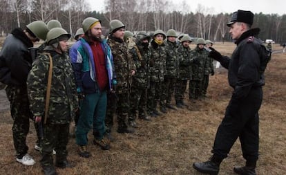 Un oficial ucranio habla a un grupo de reclutas, cerca de Kiev. 