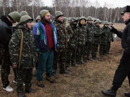 Um oficial ucraniano fala a um grupo de recrutas, perto de Kiev.