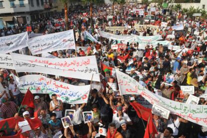 Miles de manifestantes salen a la calle en Casablanca en defensa de la reforma constitucional que propone el régimen.
