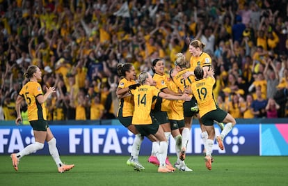 Las jugadoras de Australia celebran el pase a semifinales este sábado tras doblegar a Francia en la tanda de penaltis.