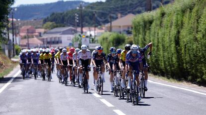 El pelotón rueda durante la segunda etapa de la Vuelta a España, de Cascais y Ourém.