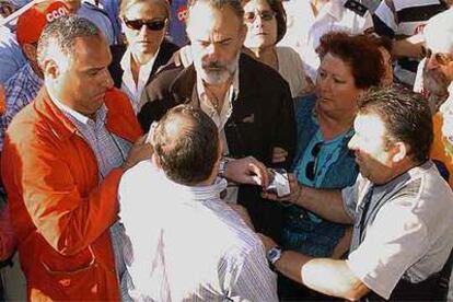 El ex coordinador de urgencias de Leganés Luis Montes (con barba, en el centro) es zarandeado a su llegada a los juzgados.