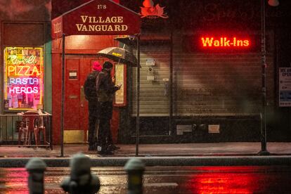 La puerta del club Village Vanguard, al inicio de la tormenta de nieve que cayó sobre Nueva York el pasado 28 de enero.