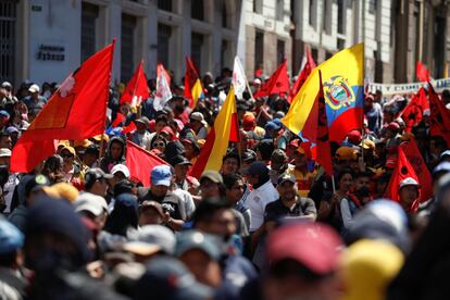 Cientos de personas participan en la manifestación contra las medidas de Lenin Moreno, presidente de Ecuador, en Quito. 