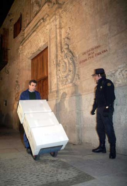 Un momento de la salida de la documentación de la Generalitat del Archivo de la Guerra Civil en Salamanca, el pasado jueves.