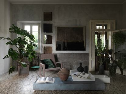 En el salón, sobre un suelo 
de terrazo, la mesa de hormigón es un diseño del matrimonio. 