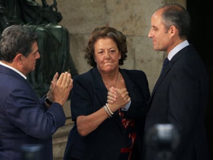 La alcaldesa Rita Barberá saluda al presidente de la Generalitat valenciana, Francisco Camps, en presencia del ministro Federico Trillo.