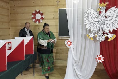 Una mujer vestida con el traje tradicional vota en un colegio eletoral en Zakopane. 