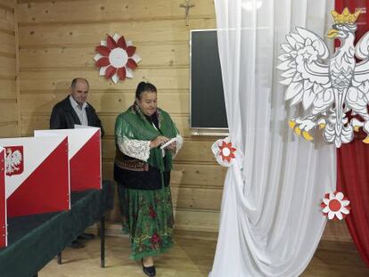 Una mujer vestida con el traje tradicional vota en un colegio eletoral en Zakopane. 