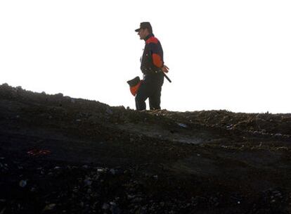 Un <i>ertzaina</i> vigila las obras en Luko (Álava).