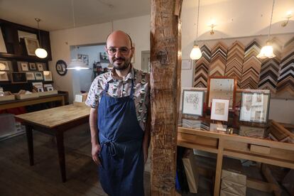 Juan Carlos Fernández, propietario de Heredero de Crispín, posa en su tienda especializada en enmarcados en la calle Moratín.