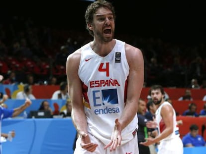 GRA437. LILLE (FRANCIA), 15/09/2015.- El p&iacute;vot de la selecci&oacute;n espa&ntilde;ola Pau Gasol, durante el partido de cuartos de final entre Espa&ntilde;a y Grecia del Europeo 2015 que se disputa hoy en el estadio Pierre Mauroy de Lille (Francia). EFE/Juan Carlos Hidalgo