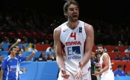 GRA437. LILLE (FRANCIA), 15/09/2015.- El p&iacute;vot de la selecci&oacute;n espa&ntilde;ola Pau Gasol, durante el partido de cuartos de final entre Espa&ntilde;a y Grecia del Europeo 2015 que se disputa hoy en el estadio Pierre Mauroy de Lille (Francia). EFE/Juan Carlos Hidalgo