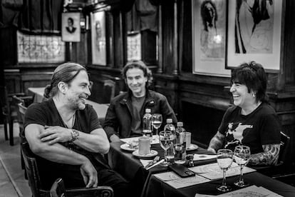 Sergio Vallín, to the left, with Juan Calleros and Alex González in Café Tortoni