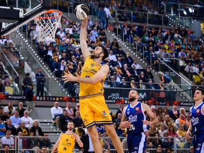 Una canasta de Tobey ante Costello y Pradilla, en una imagen de la ACB.