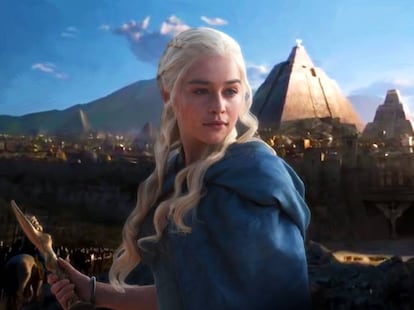 <strong>Por que é boa.</strong> Porque alguém tinha que ser bom nesta família de psicopatas. Os Targaryen aprontaram tanto com ela que as consequências de sua loucura renderam seis temporadas e uma sétima, dividida em duas partes. Daenerys foi acumulando títulos, soltando discursos nos que fala de si mesma na terceira pessoa e atravessando fogos que ela mesma tinha iniciado para impressionar a seus súditos conforme ia tomando gosto de governar para o povo, mas sem contar com ele. Ao fim e ao cabo, ela é a herdeira legítima do Trono de Ferro.
<strong>Por que merece um final feliz.</strong> Daenerys começou sua trajetória sendo molestada por seu irmão e vai acabar sobrevoando os Sete Reinos no lombo de seus dragões e chamuscando todo aquele que se coloque em seu caminho aos gritos de “Dracarys!”. Ela merece isso, e nós merecemos ver.