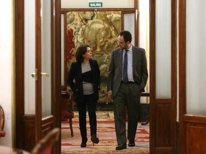  Soraya Saenz de Santamaria y Antonio Hernando conversan por los pasillos del Congreso de los Diputados