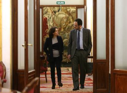  Soraya Saenz de Santamaria y Antonio Hernando conversan por los pasillos del Congreso de los Diputados