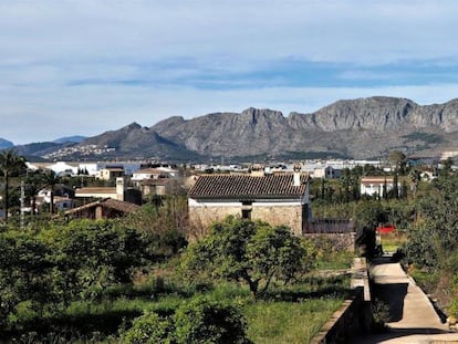 Vista de L'Hort de L'Alé, con la Sierra de Segària al fondo.