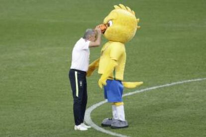 Tite, seleccionador brasileño, bromea con una mascota durante un entrenamiento de la 'canarinha'.